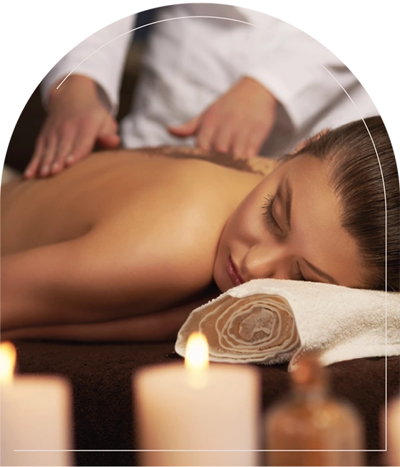 Kobieta relaksująca się podczas zabiegu na plecy w salonie spa.